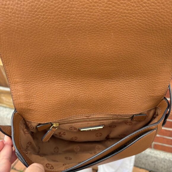 Tory Burch Serif T Leather Saddle Bag - Picture 3 of 4